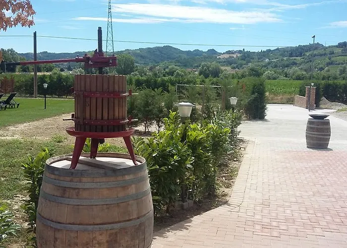 Cascina Vecchia 3* Calamandrana